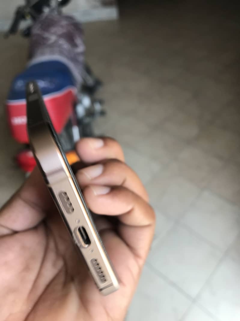iPhone 16 Pro Max 4
