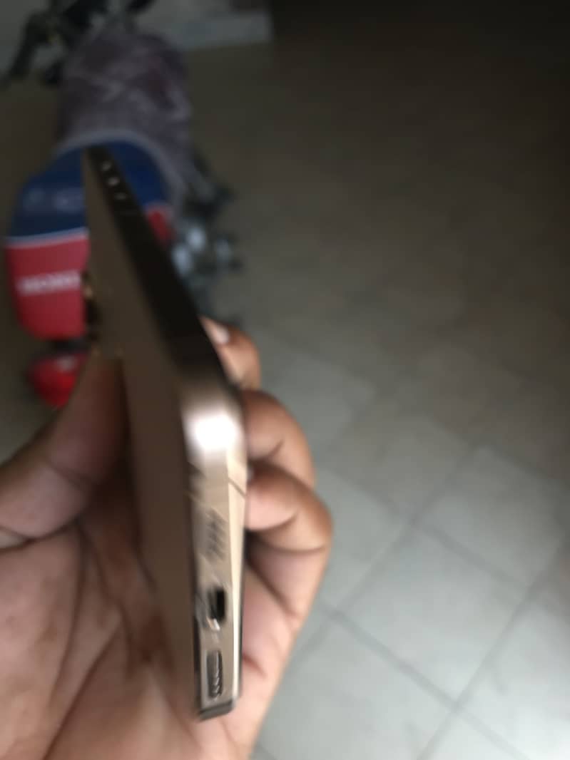 iPhone 16 Pro Max 5