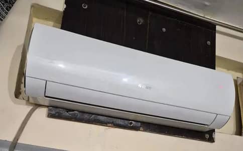 Gree 1.5 ton Dc inverter heat and cool totally genuine good condition