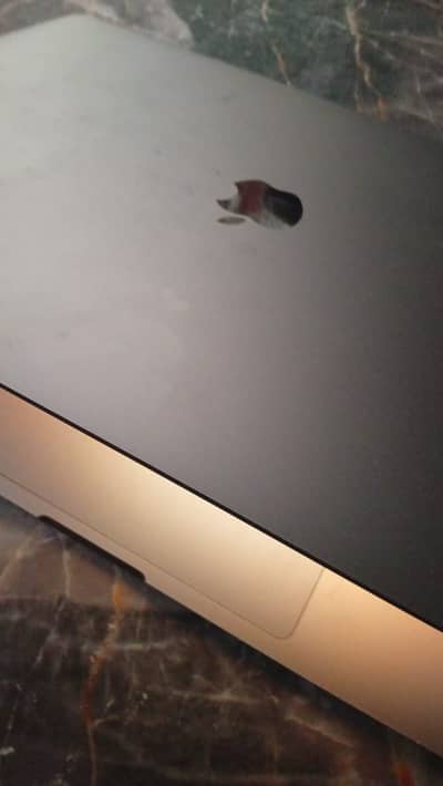 Macbook 2019 Pro i9 4gb graphics >700 genuine battery cycle