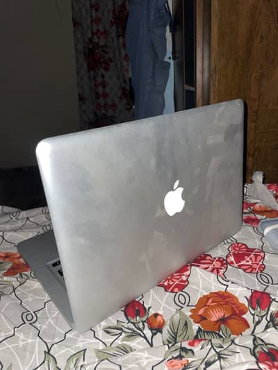 MacBook Pro 8gb ram 256gb storage graphic 1000