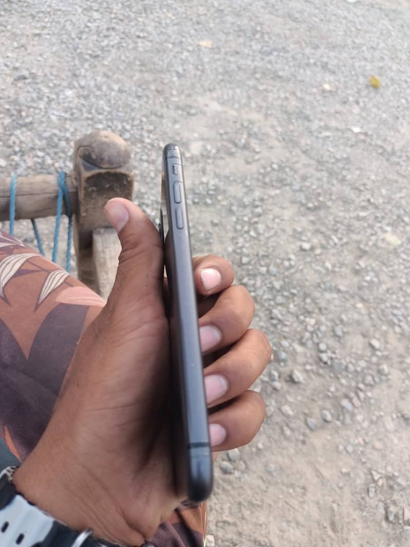 iPhone 11 3