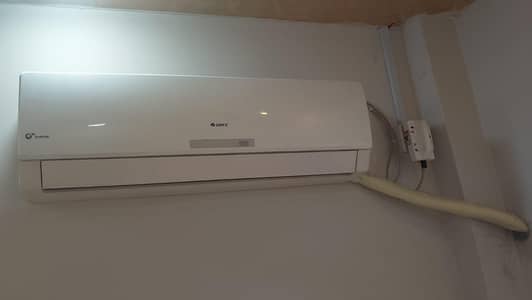 Gree 1 ton Dc inverter heat and cool totally genuine good condition