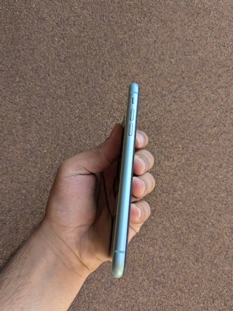 iPhone 11 4