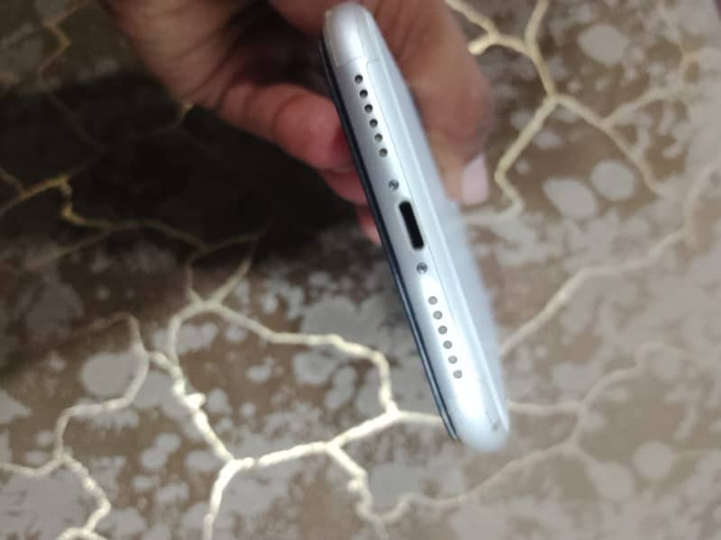Apple iPhone 11 3