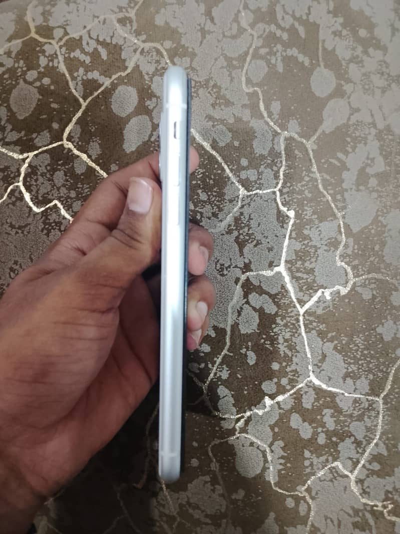 Apple iPhone 11 4