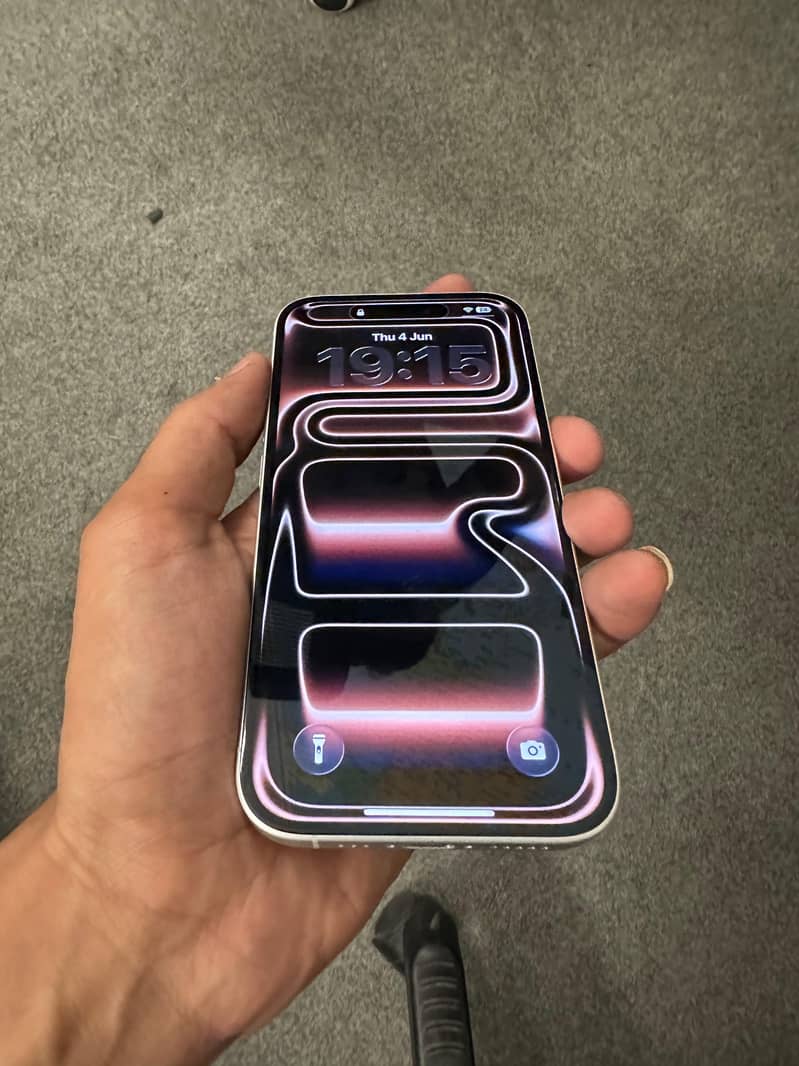 Apple iPhone 16 3
