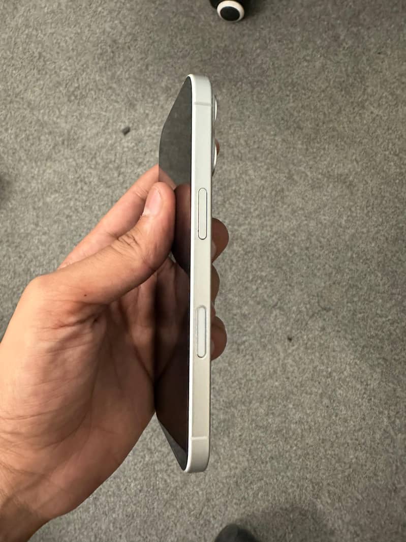 Apple iPhone 16 4