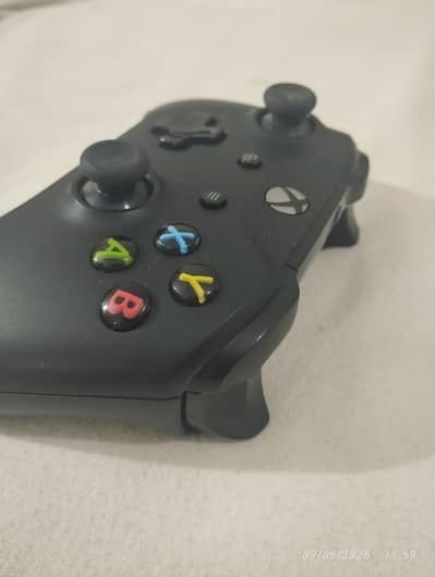 Xbox one controller + 4 Rechargeable Cell/battery + Battery charger