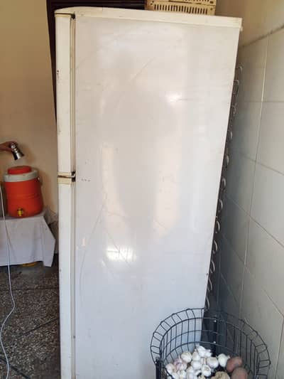 all okay hai bus fridge ke side per barf ni jamti