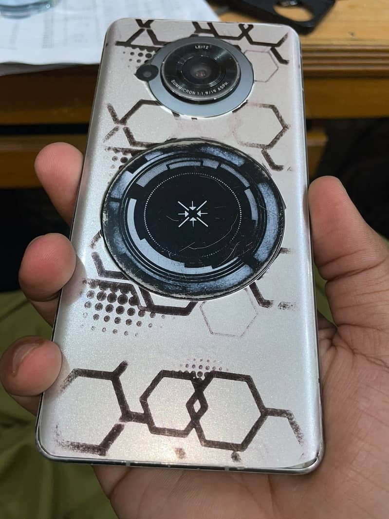 Sharp Aquos  R7 1