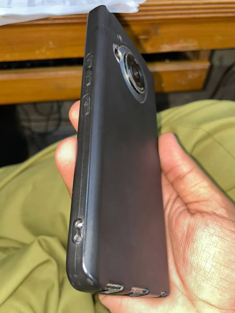 Sharp Aquos  R7 4