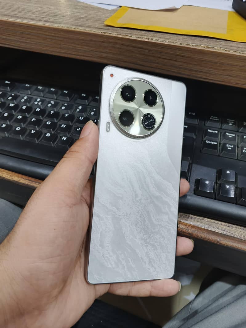 Tecno CAMON 30 0