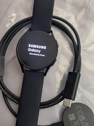Samsung watch Galaxy 6 condition 10 by 10 one hand used available here