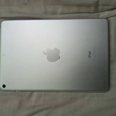 ipad meni 5 with box and charger 10/9