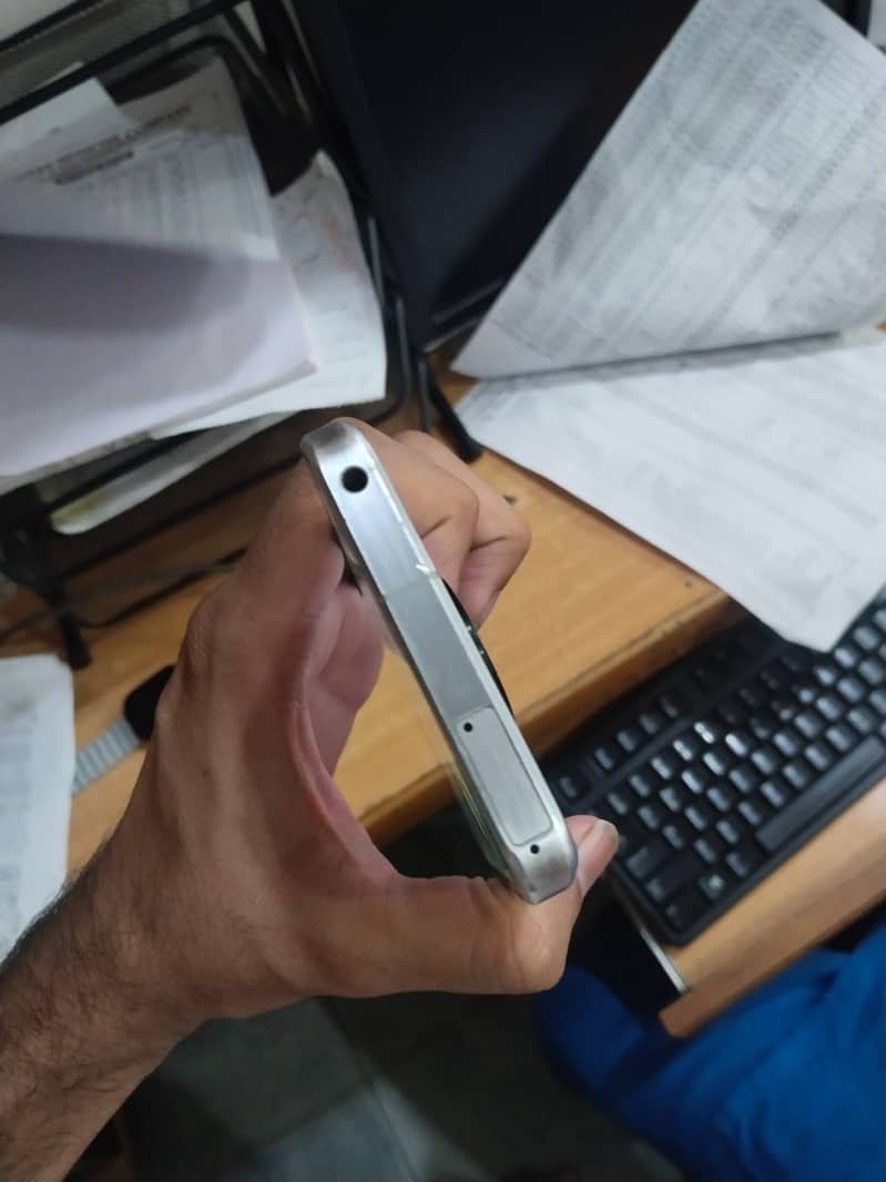 Sharp Aquos  R7 6