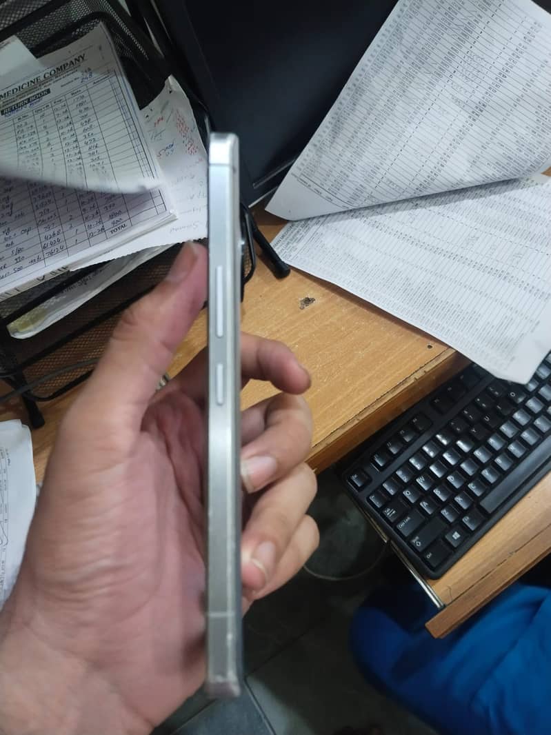 Sharp Aquos  R7 8