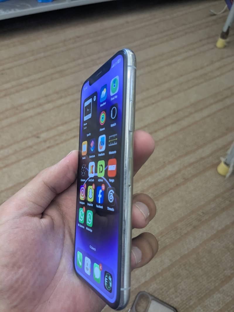 Apple iPhone X 4