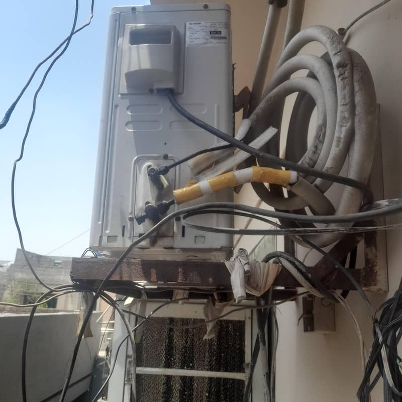 SHARP 1 ton split inverter A. C 1