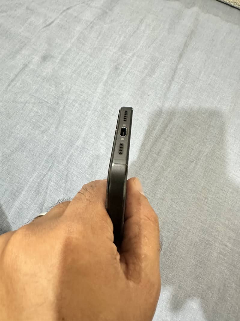 Apple iPhone 16 Pro Max 1