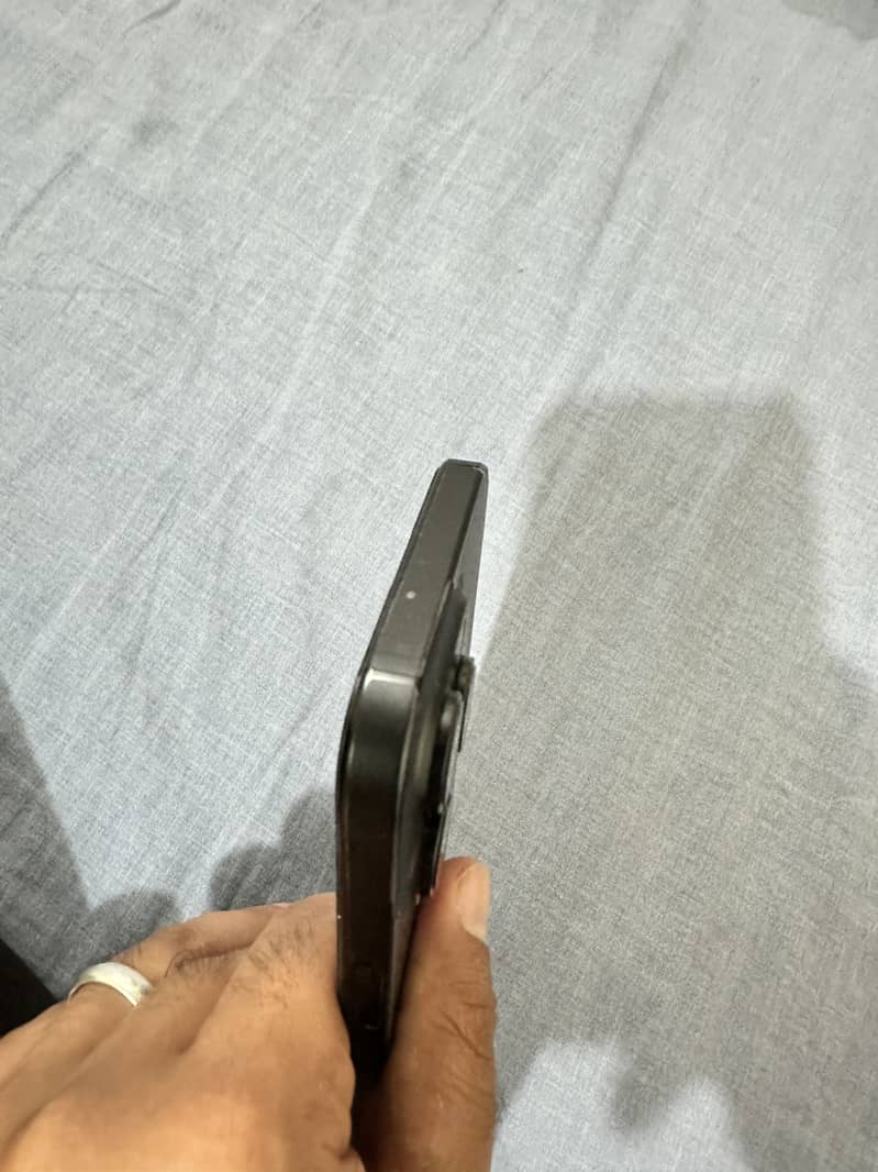 Apple iPhone 16 Pro Max 4