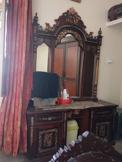 king Bed with side table singarmyz and 2 chairs