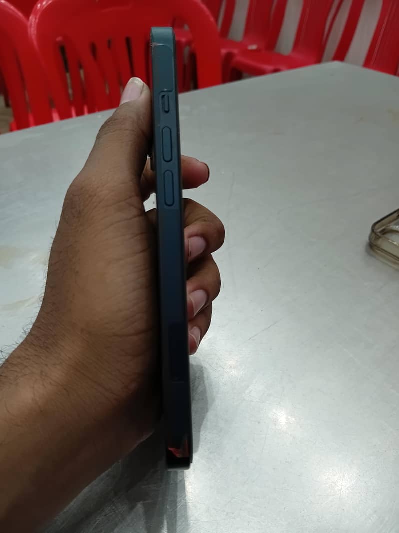 Apple iPhone 13 5