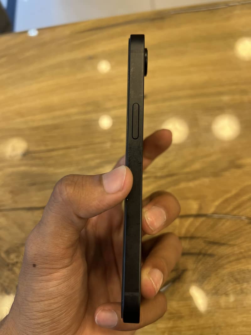 Apple iPhone 16e 1