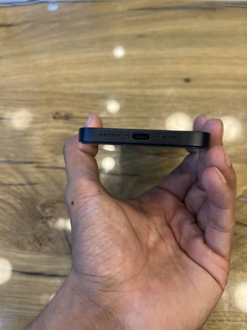 Apple iPhone 16e 3