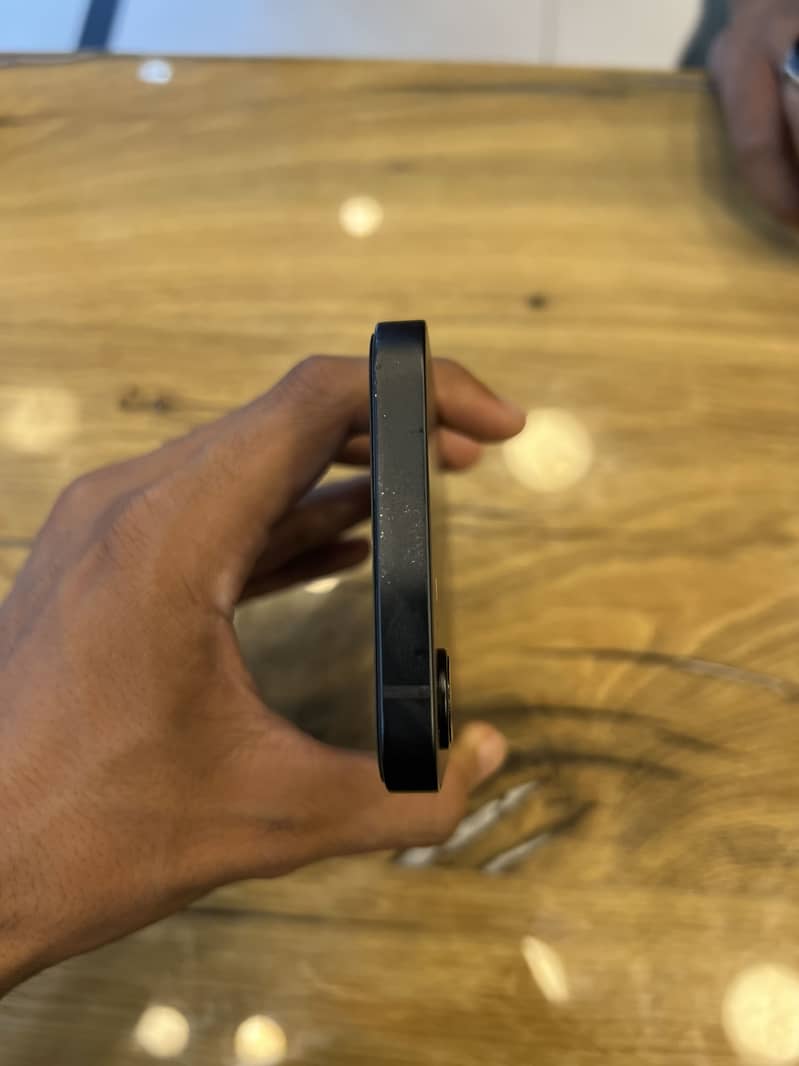 Apple iPhone 16e 4