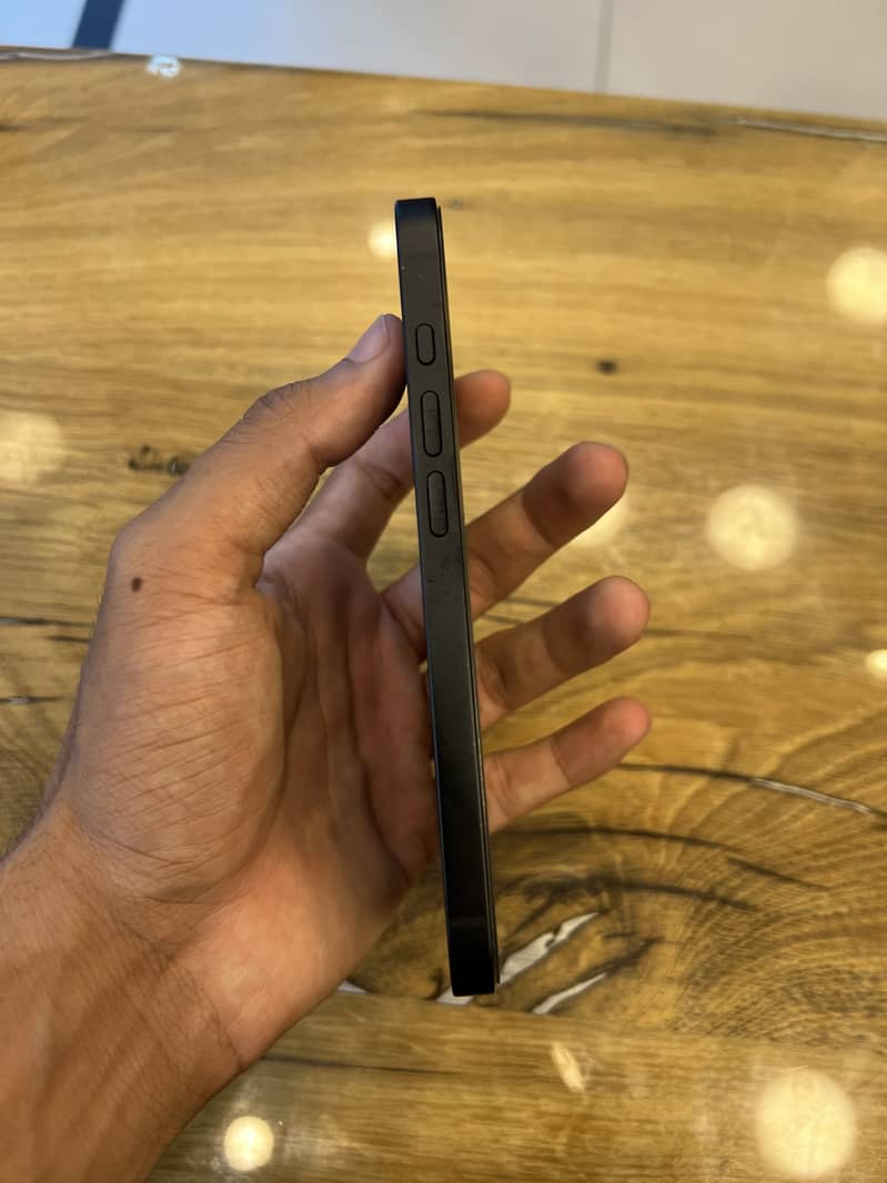 Apple iPhone 16e 5