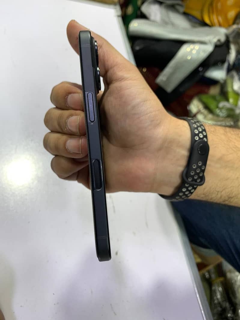 Apple iPhone 16 3