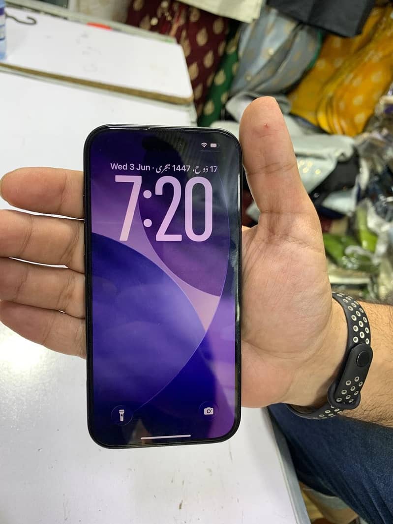 Apple iPhone 16 4