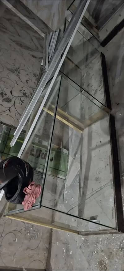 Glass counter 4ft