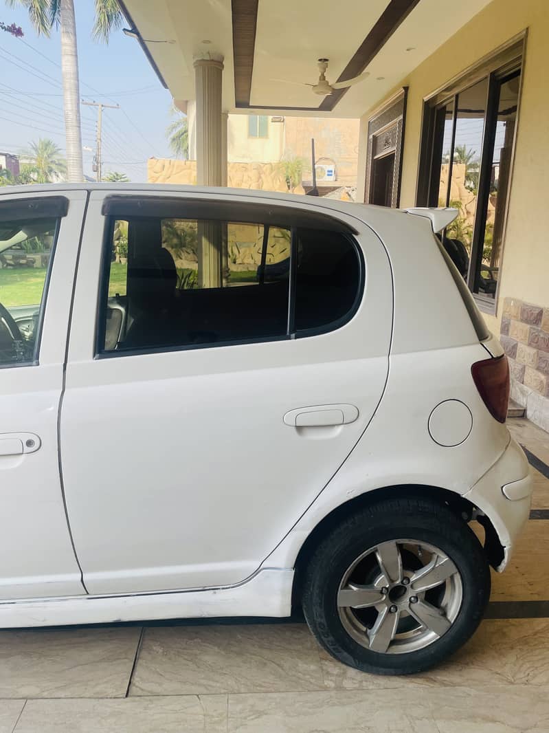 Vitz 2004 3