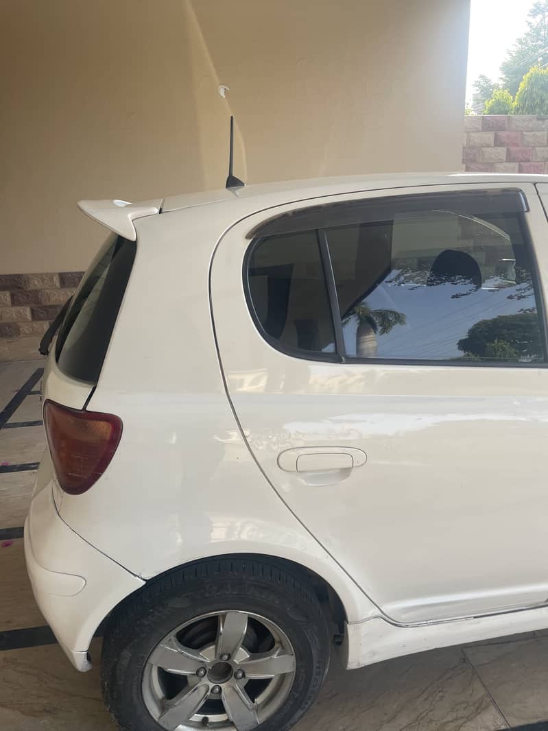 Vitz 2004 4