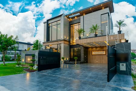 Fully Modern House For Sale at Hot Location near Park Macdonold