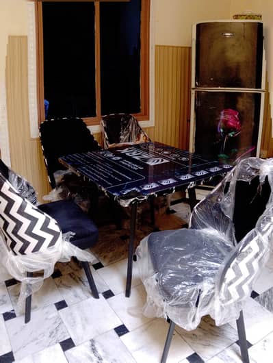 Dining table and 4 Chairs