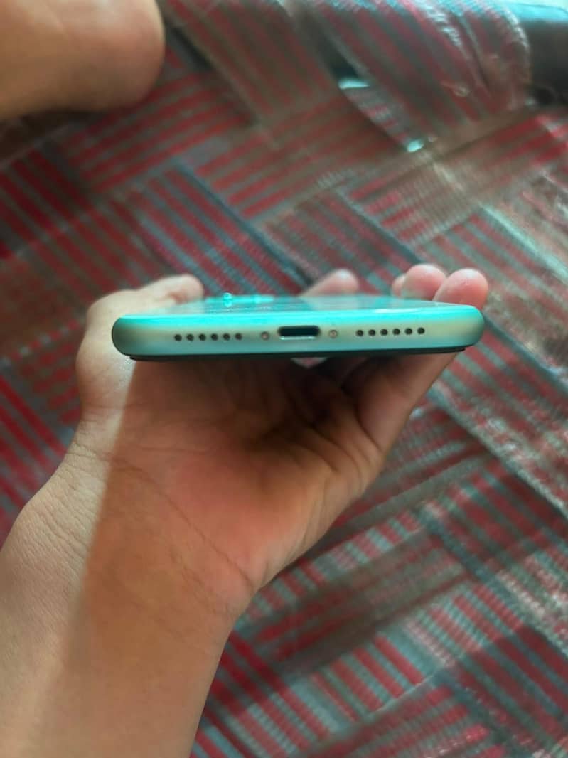 Apple iPhone 11 4