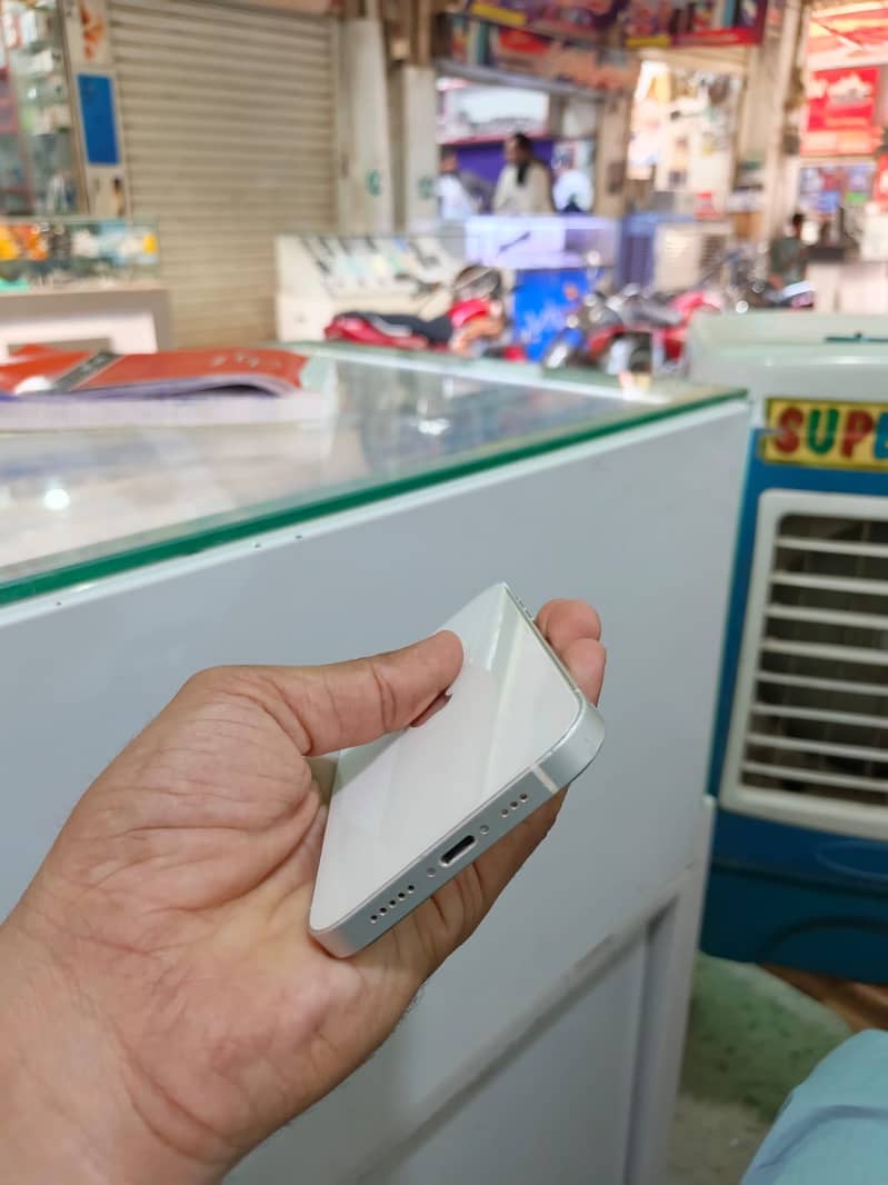 Apple iPhone 12 4