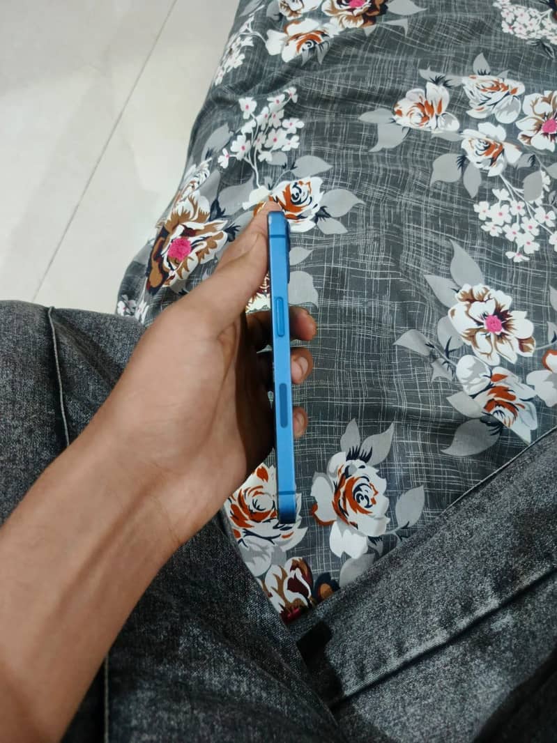 Apple iPhone 13 5