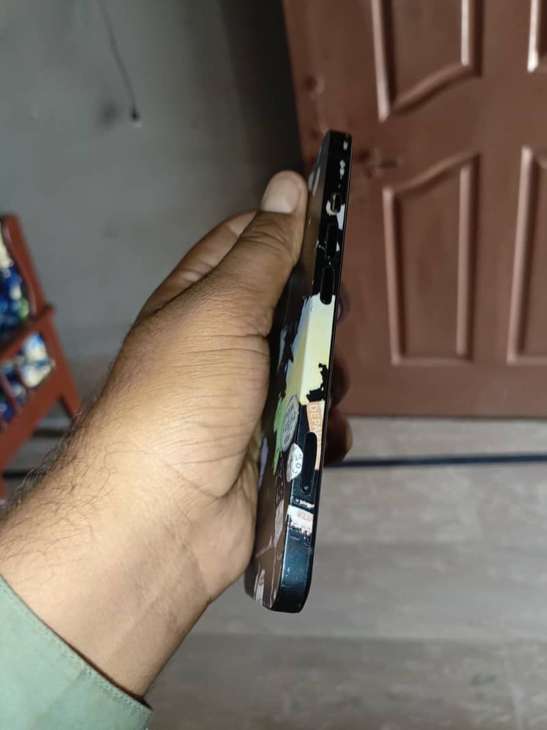 Apple iPhone 13 5