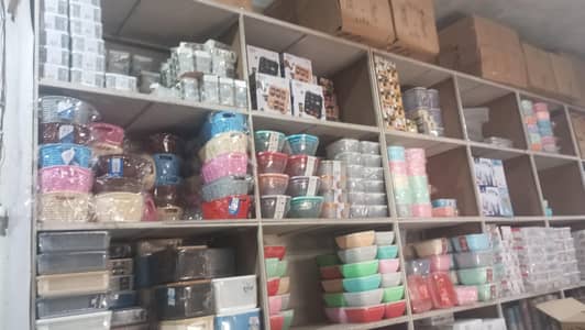 1 bnda chaiyy jo mall pack kar plastic