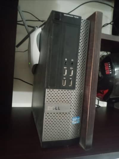 DELL OPTIPLEX 7700. Perfect Condition for both gaming and working.