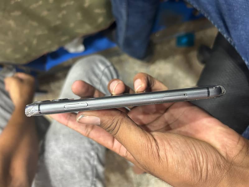 IPHONE 11 BRAND NEW IS  UP FOR SALE 1