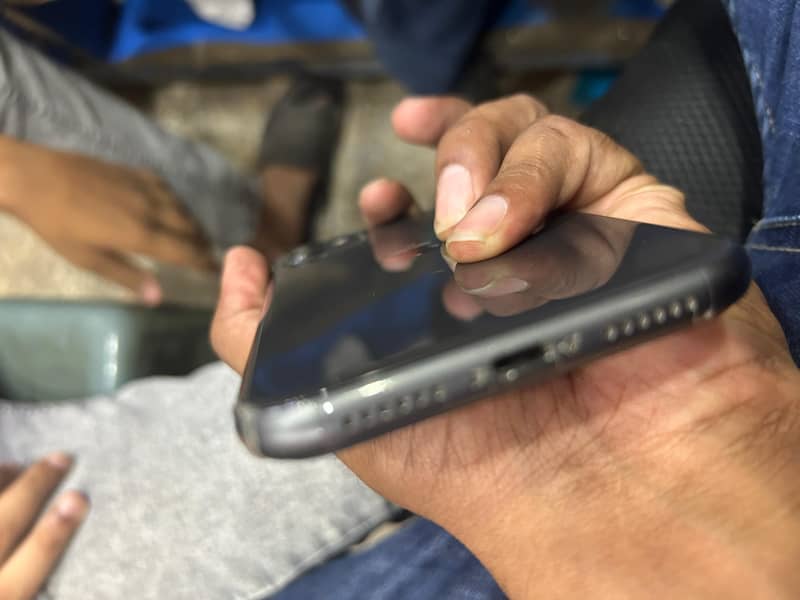 IPHONE 11 BRAND NEW IS  UP FOR SALE 2