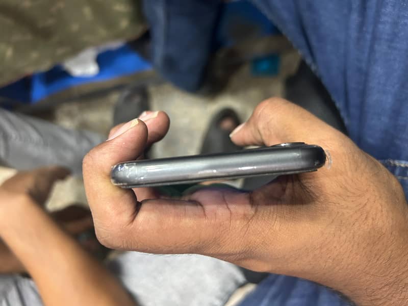 IPHONE 11 BRAND NEW IS  UP FOR SALE 3