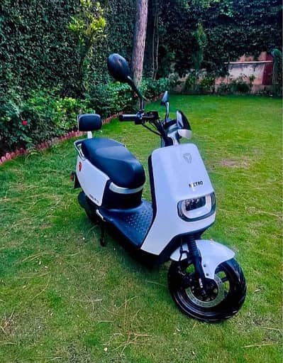 Metro E8 s Pro Electric Scooty 2k watt