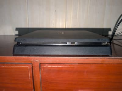 Playstation 4 Slim 500gb with 2 original controllers
