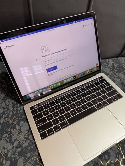 MacBook Pro 2019.13” core i5 1.1GHZ 8/256Gb for sell with new charger